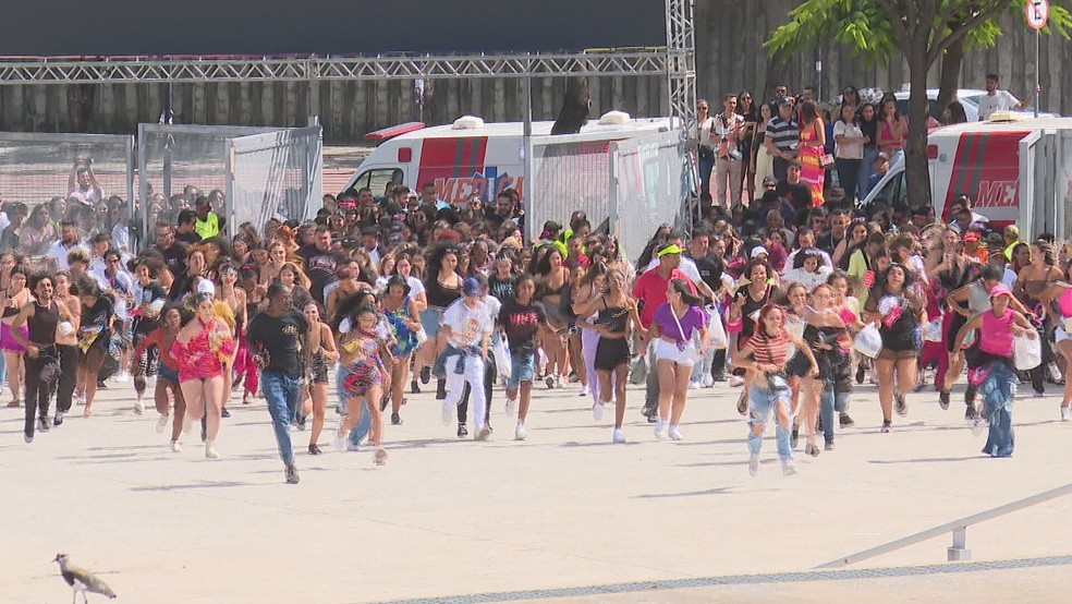 Entrada de público no Mineirão no momento da abertura dos portões para show de Luan Santana — Foto: TV Globo/ Reprodução