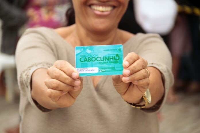 Cartões da moeda social Caboclinho começam a ser entregues em Iguaba Grande, no RJ