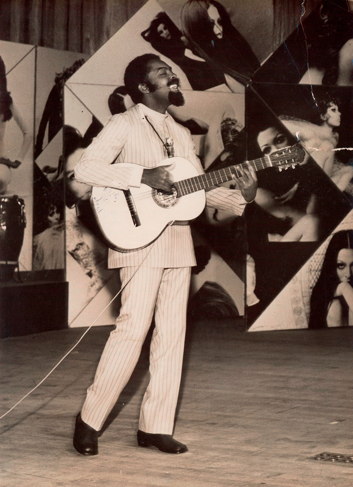 Gil se apresenta no festival de música de 1968, início da Tropicália  (Foto: Instituto Gilberto Gil / Google Arts & Culture / Divulgação)