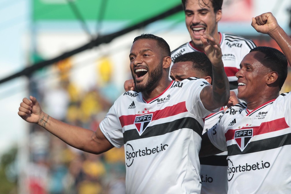 Reinaldo comemora gol em Mirassol x São Paulo — Foto: Rubens Chiri/saopaulofc.net