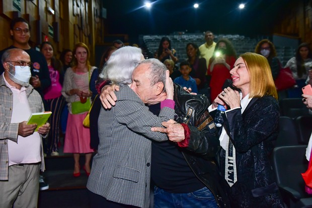 Stenio Garcia prestigia Fernanda Montenegro em peça de teatro (Foto: Marcello Sá Barretto / AgNews)