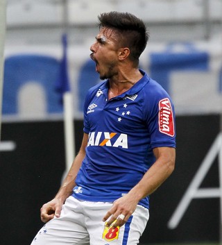 Willian, do Cruzeiro, contra o Fluminense (Foto: Washington Alves/Light Press)