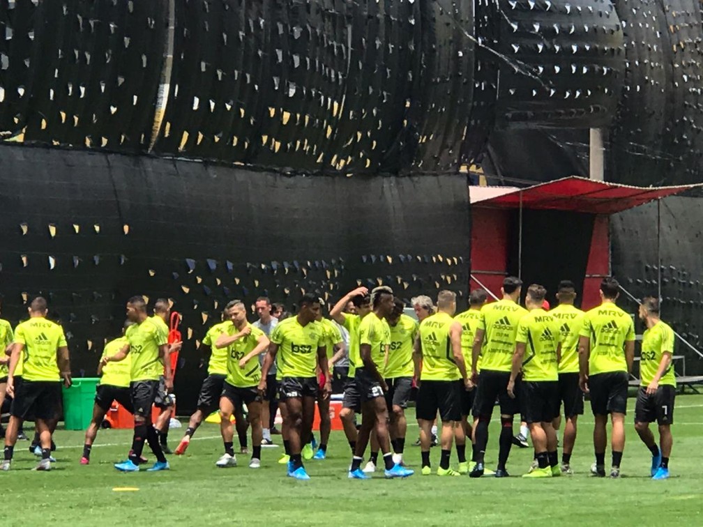 Flamengo treino em Lima, no Peru, com lonas para evitar espionagem &mdash; Foto: Cah&ecirc; Mota / GloboEsporte.com
