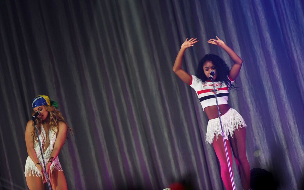 Normani (à direita), com camisa do São Paulo em show no Brasil com o Fifth Harmony em 2016 no Brasil (Foto: Flavio Moraes/G1)