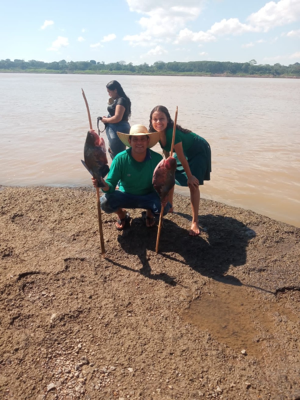 Menina comemora aniversário às margens do rio Madeira e tem peixe assado como o "bolo" — Foto: Daniel Nogueira/arquivo pessoal