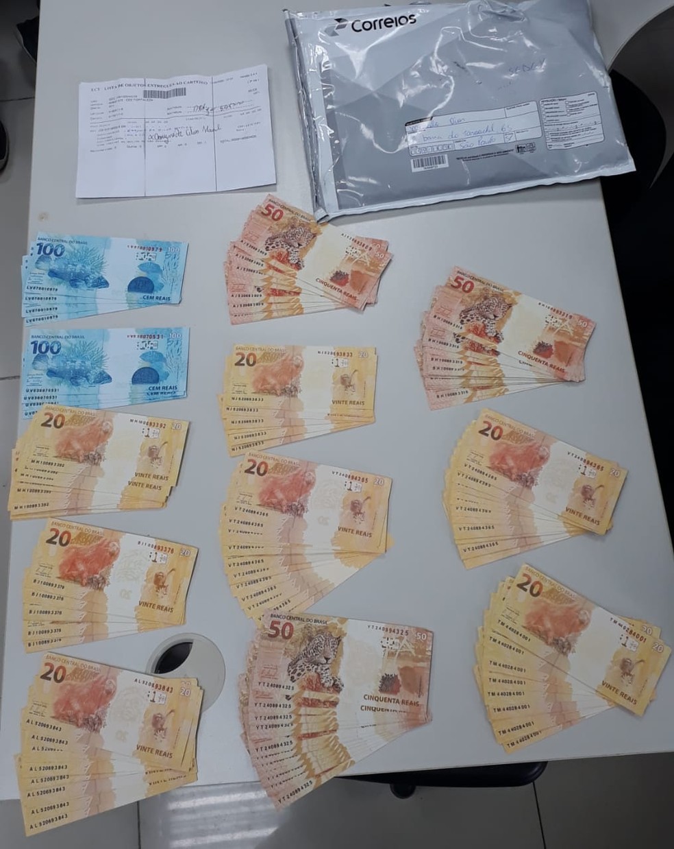 Polícia Federal prende mulher em Fortaleza com R$ 7 mil em notas falsas. — Foto: Polícia Federal/ Divulgação