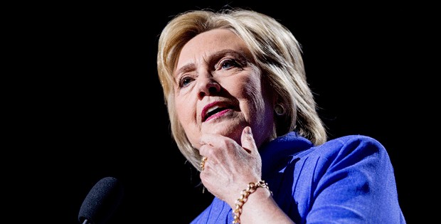 Hillary Clinton discursa em Cincinatti nesta segunda-feira (18) (Foto: AP)