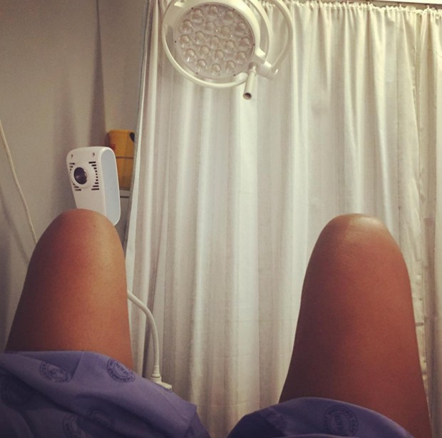 Amber ainda publicou fotos do momento em que esperava para ser examinada no hospital (Foto: Reprodução Instagram)