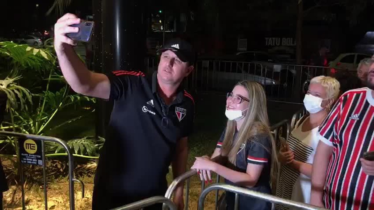 Rogério Ceni é tietado por torcedores na chegada do São Paulo a Belo Horizonte