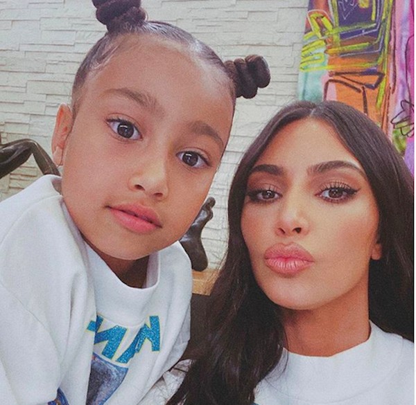 A foto compartilhada pela socialite Kim Kardashian que veio acompanhada da pergunta sobre o momento favorito das fãs durante a quarentena da pandemia do novo coronavírus (Foto: Instagram)