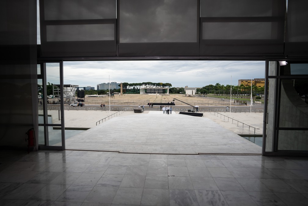 Rampa do Palácio do Planalto vista de dentro para fora durante ensaio da posse presidencial que movimentou a Esplanada dos Ministérios nesta sexta-feira (30) — Foto: Fábio Tito/g1