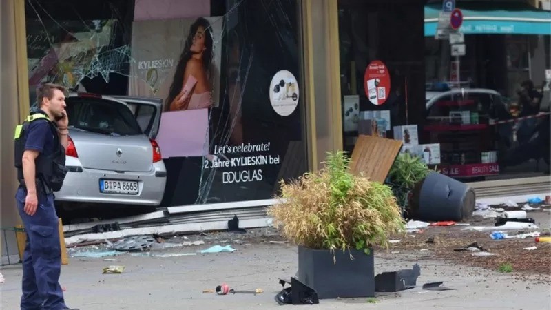 O veículo saiu da rua e subiu na calçada antes de bater em uma vitrine de loja (Foto: Reuters via BBC News)