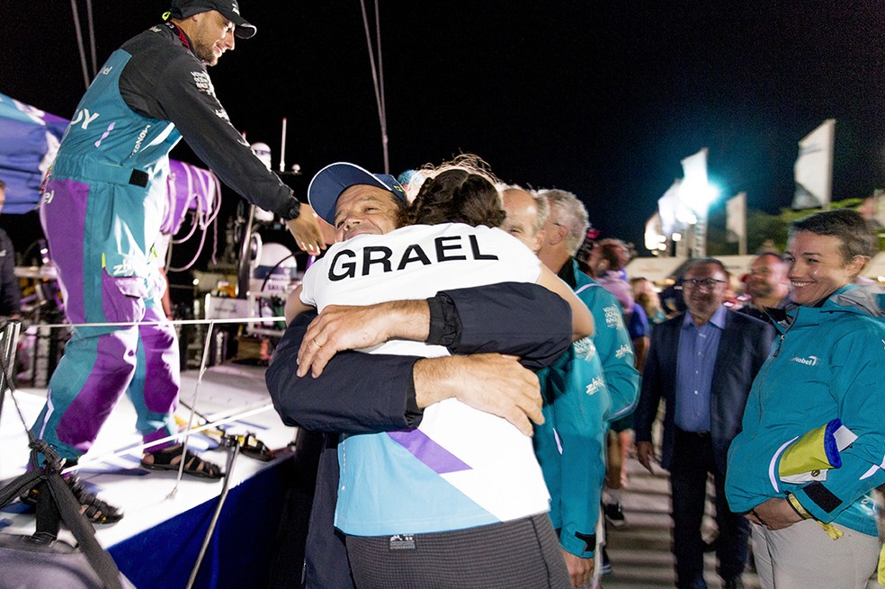 Martine Grael reencontra o pai, Torben, em ItajaÃ­-SC (Foto: Pedro Martinez/Volvo Ocean Race)