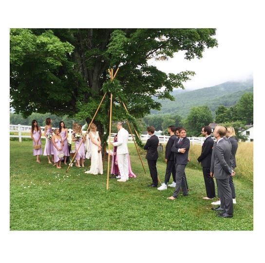 A cerimônia aconteceu no interior do estado de NY, ao ar livre, com os convidados de pés no chão (Foto: Reprodução/Instagram)