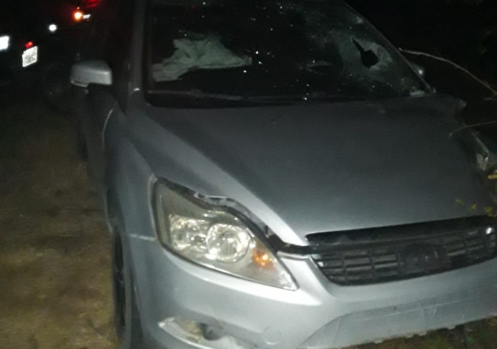 Condutor do carro abandonou o veículo no local do acidente e fugiu sem prestar socorro à vítima — Foto: Polícia Militar/Divulgação