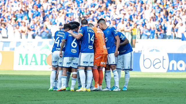 Time do Cruzeiro reunido antes de jogo contra o Criciúma