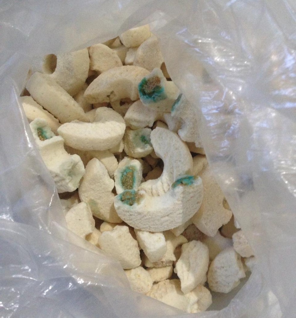 Biscoitos de polvilho foram preenchidos com porÃ§Ãµes de crack trituradas, segundo a PC â€” Foto: PolÃ­cia Civil/ DivulgaÃ§Ã£o