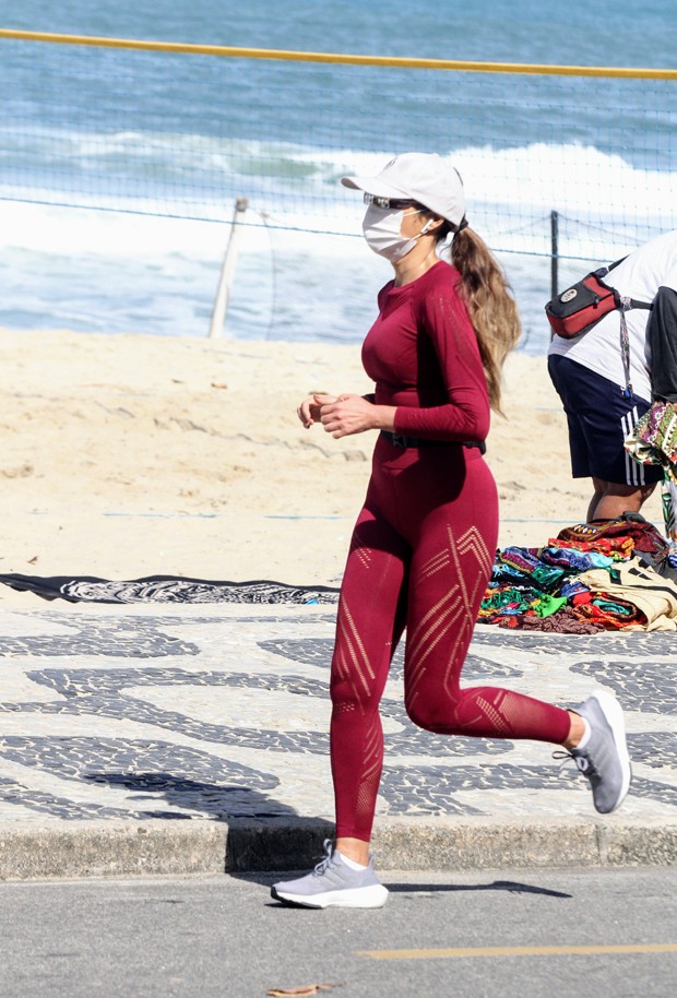 Patrícia Poeta faz parada para selfie durante corrida na orla da praia