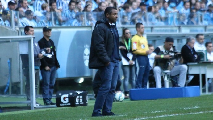 Grêmio aumenta salário e encaminha renovação de Roger: Terá vida longa