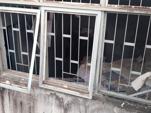 Casas vizinhas tiveram vidros trincados e paredes rachadas por conta das explosões (Foto: Victor Gomes/TV TEM)