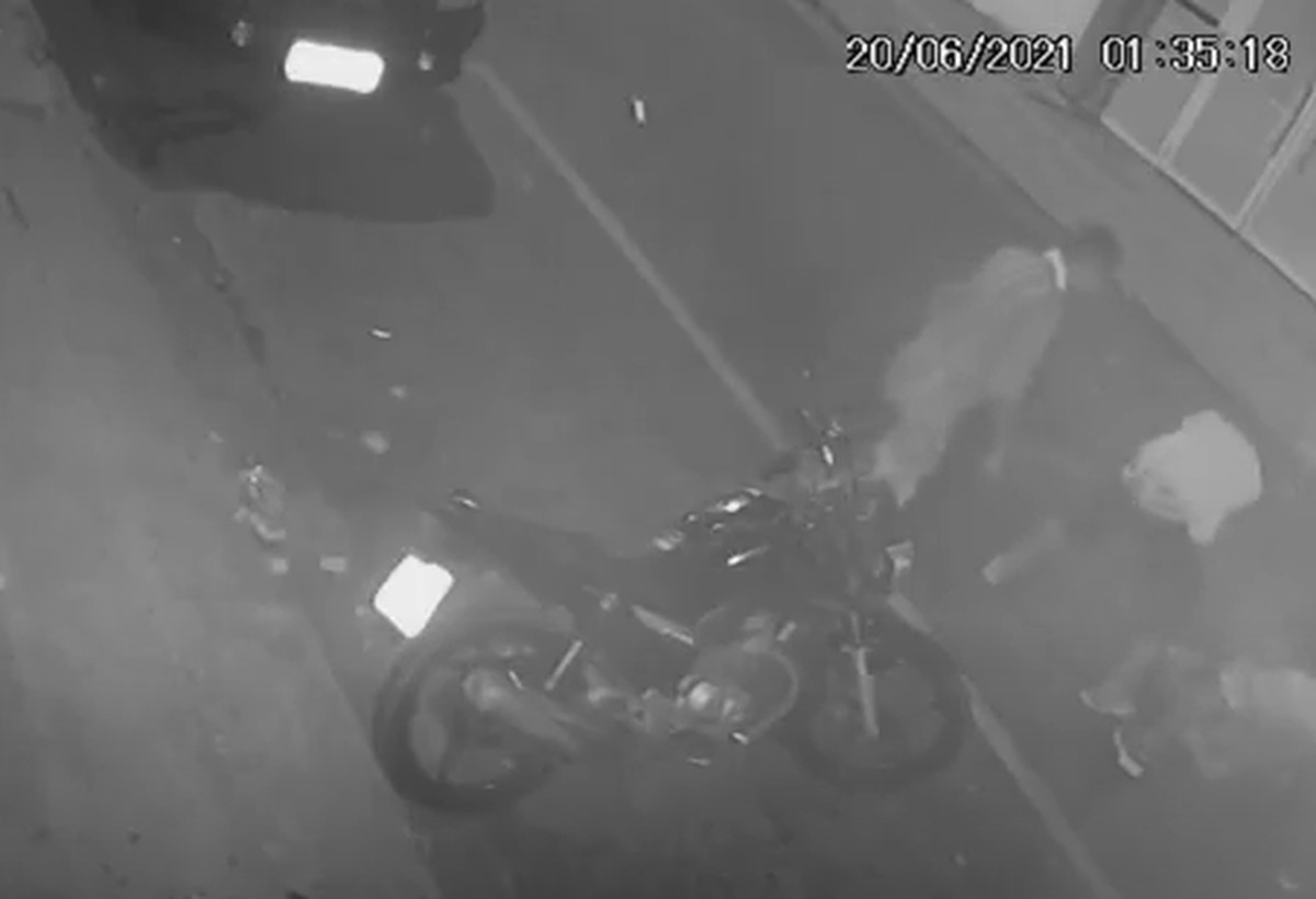 Vídeo mostra menores agredindo homem com pontapés, socos e chutes em frente bar: 'Objetivo era matar', diz PM