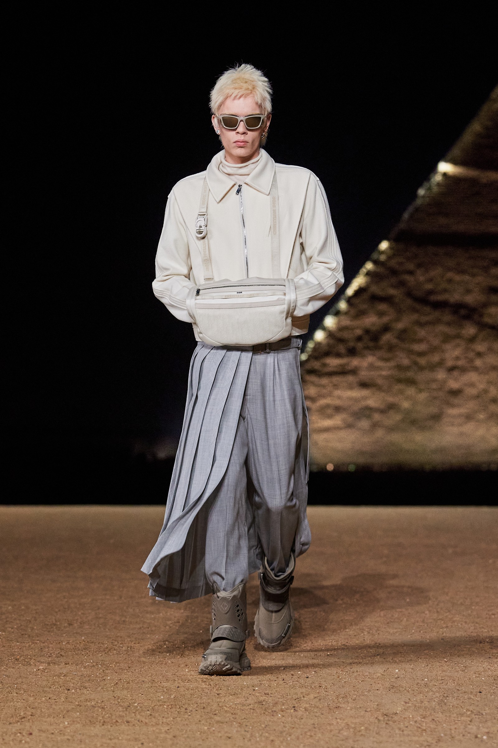 Pochete com semi-kilt é destaque em coleção da Dior