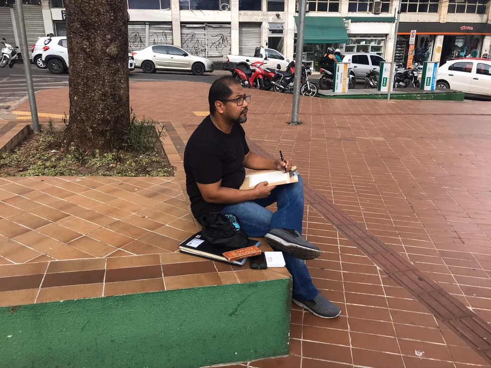 Artista desenha a partir de observação direta e à mão livre em MT — Foto: Yago Oliveira/G1