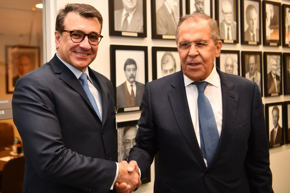 Chanceler brasileiro, Carlos França (esquerda), cumprimenta seu par russo, Sergei Lavrov, após encontro na Assembleia Geral da ONU