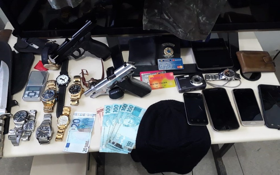 Armas e objetos roubados foram apreendidos com homem preso no Recife (Foto: PolÃ­cia Civil/DivulgaÃ§Ã£o)