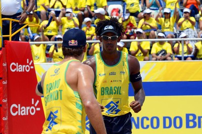 Bruno Schmidt e Thiago no Desafio Melhores do Mundo Vôlei (Foto: Alexandre Arruda / CBV)