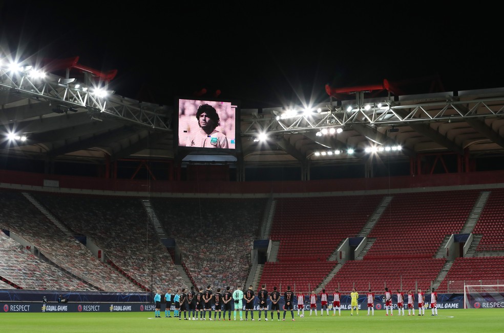 Telão do estádio do Olympiacos exibiu foto de Maradona antes de jogo contra o Manchester City — Foto: REUTERS/Alkis Konstantinidis
