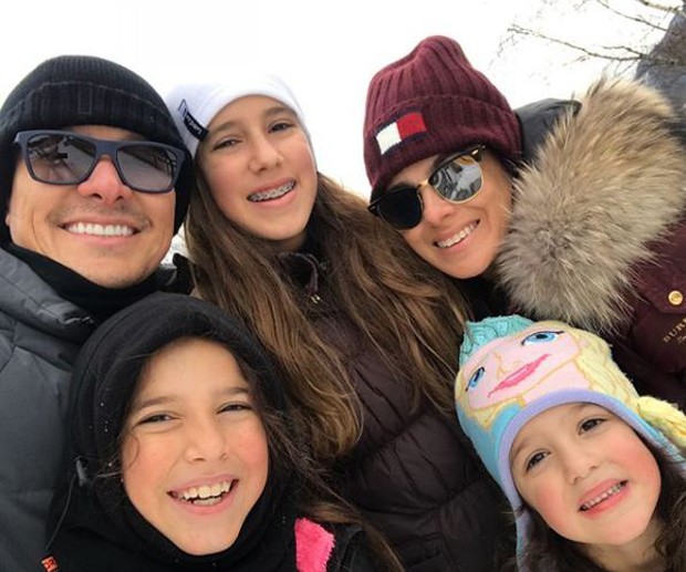 Rodrigo Faro e Vera Viel, com as filhas, Clara, Maria e Helena (Foto: Reprodução/Instagram)