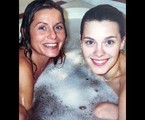 Vera Fischer abriu o seu baú de fotos e mostrou momentos dos bastidores da ‘Laços de Família’ numa publicação no Instagram. Numa das imagens, ela aparece numa banheira com Carolina Dieckmann | Reprodução/Instagram