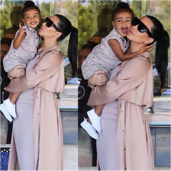 Kim Kardashian com a pequena North West no colo (Foto: Instagram)
