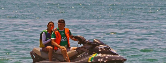 O presidente Jair Bolsonaro passeia de moto aquática com sua filha Laura pela praia de Itaguaçú, em Santa Catarina, no dia 28 de dezembro — Foto: Dieter Gross / iShoot/Agência O Globo