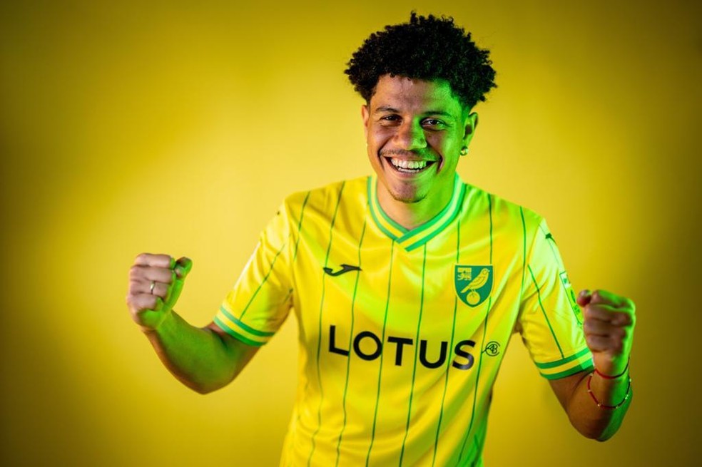 Gabriel Sara posa com a camisa do Norwich — Foto: Divulgação/Norwich City FC