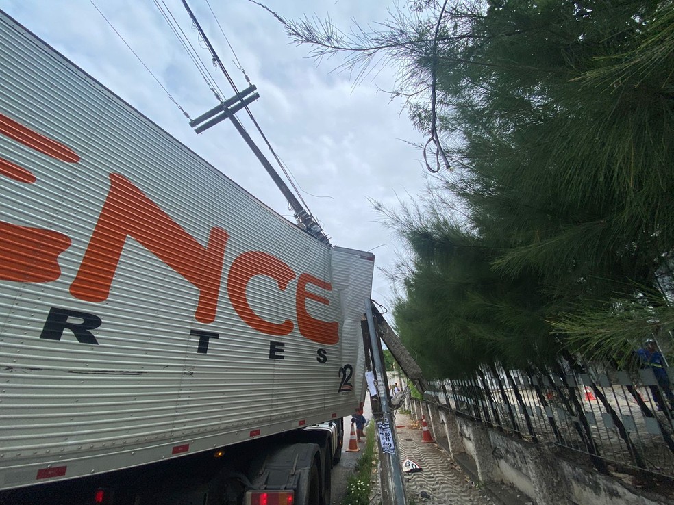 Carreta bate em poste no Alecrim e parte do bairro fica sem energia — Foto: Kléber Teixeira/Inter TV Cabugi