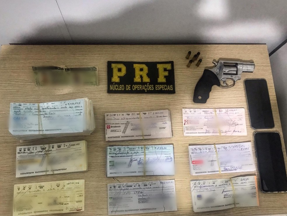 Dupla estava com vários chques roubados — Foto: Ascom/PRF