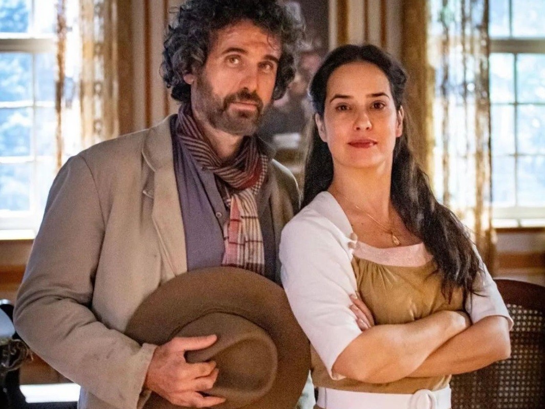 Eriberto Leão e Paloma Duarte vivem Leônidas e Heloísa na novela Além da Ilusão (Foto: TV Globo)