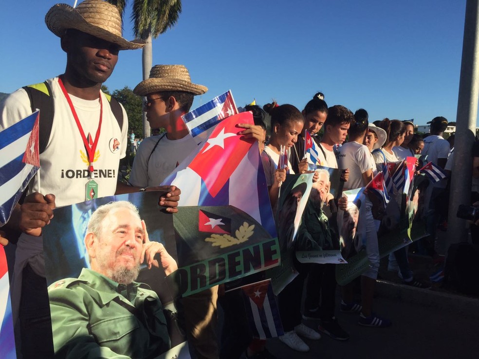 Cubanos prestam as últimas homenagens antes do enterro de Fidel Castro (Foto: Letícia Castro/G1)