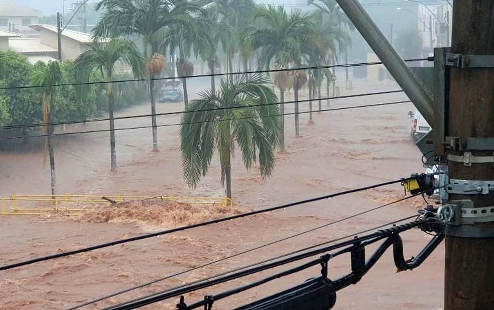 A chuva em Guariba (SP) comeou por volta das 13h30. O Corpo de Bombeiros de Jaboticabal foi at a cidade prestar socorro  Foto: Redes Sociais