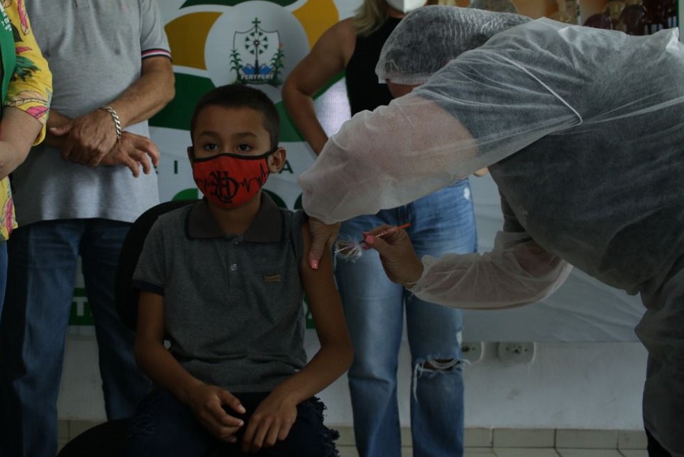 Criança indígena de 7 anos é a primeira a ser vacinada contra Covid no Piauí — Foto: Divulgação/Sesapi