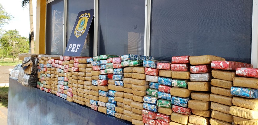 Jovem é preso com 238 kg de maconha dentro de carro, na BR-277 — Foto: Divulgação/PRF