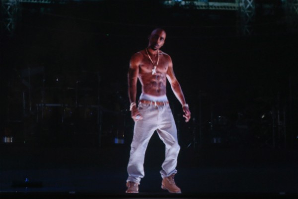 Um holograma de Tupac Shakur durante o festival Coachella de 2012 (Foto: Getty Images)