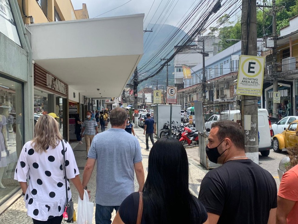 Rua Teresa, no Centro de Petrópolis, no RJ — Foto: Lucas Machado/Inter TV