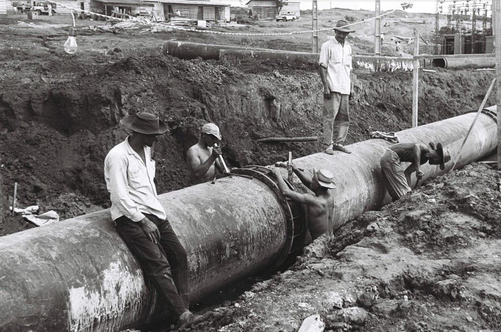 Operários trabalham na construção do Lago Paranoá — Foto: Arquivo Público-DF/Divulgação