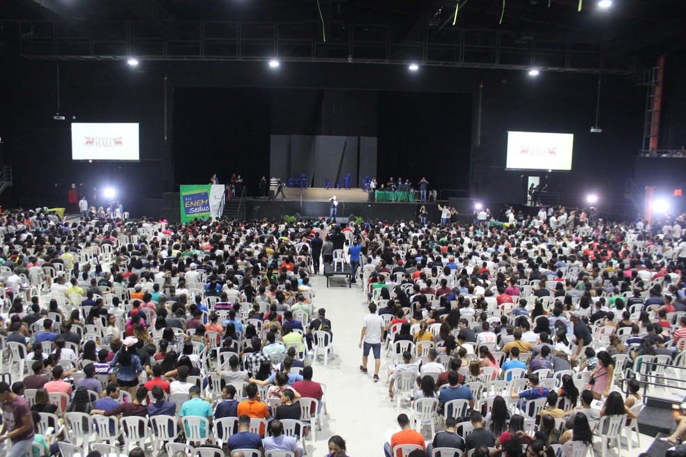 Cerca de seis mil estudantes viram a noite em revisão geral para o Enem (Foto: Lucas Marreiros/G1)