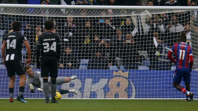 Lucas Perri defende pênalti de Zaha