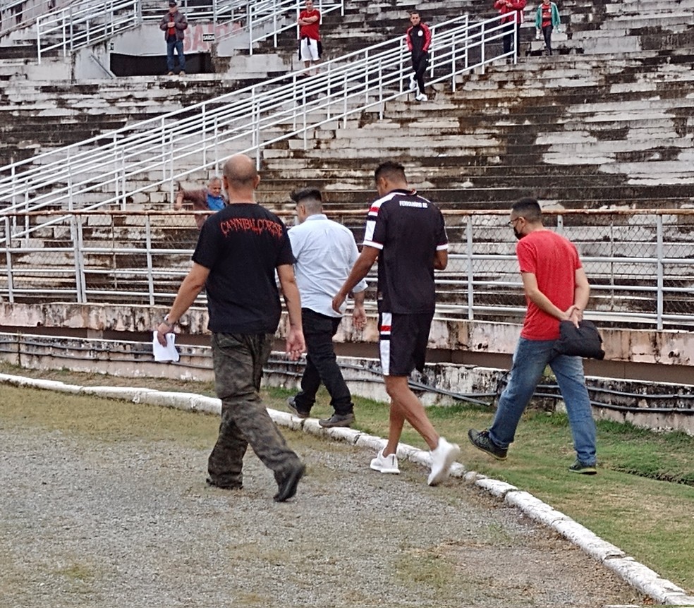 Jogador do Ferroviário, CE, é preso em estádio antes de partida por não pagamento de pensão alimentícia — Foto: Marcos Siqueira/Rádio CBN Paraíba/Redes Sociais