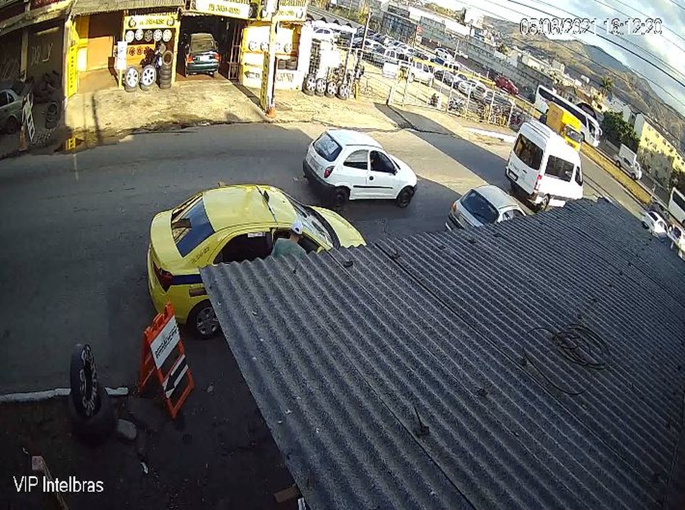 Outra câmera mostra quando o assassino entra no táxi, que segundo a polícia era dirigido por André Luiz — Foto: Reprodução